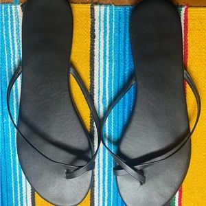 Cute black cross toe flats size 8 1/2